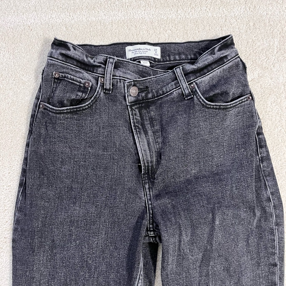 Abercrombie & Fitch Curve Love Ultra High Rise 90s Slim Straight Jean 27/4